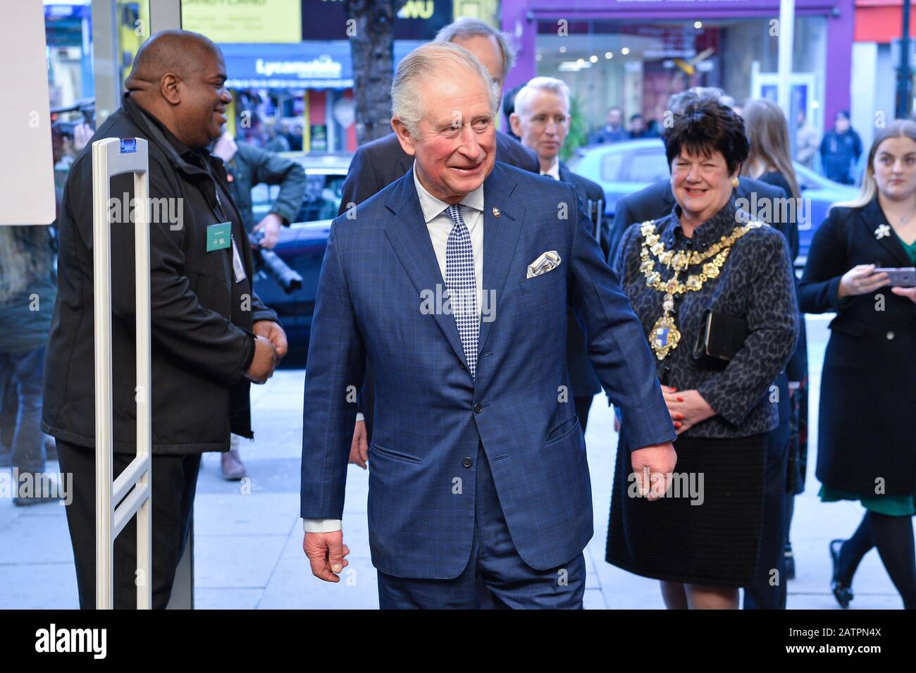 Der Prince of Wales trifft sich mit Mitarbeitern, die Prince's Trust Alumni sind, während eines Besuchs im TK Maxx Store in Tooting High Street, London. Stockfoto