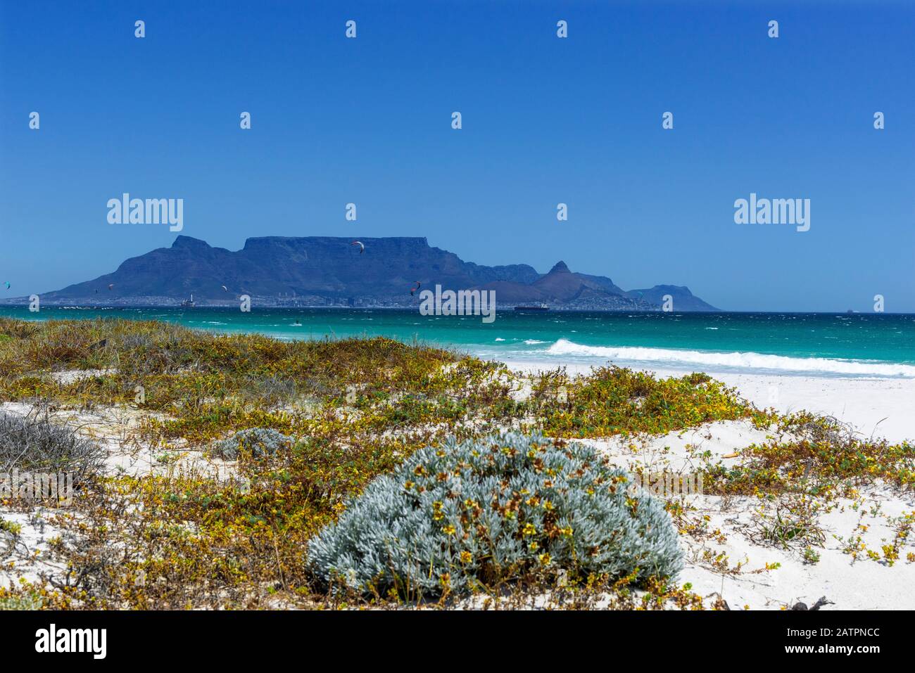 Tafelberg und Tafelbucht vom Strand Bloubergstrand, Kapstadt, Südafrika Stockfoto
