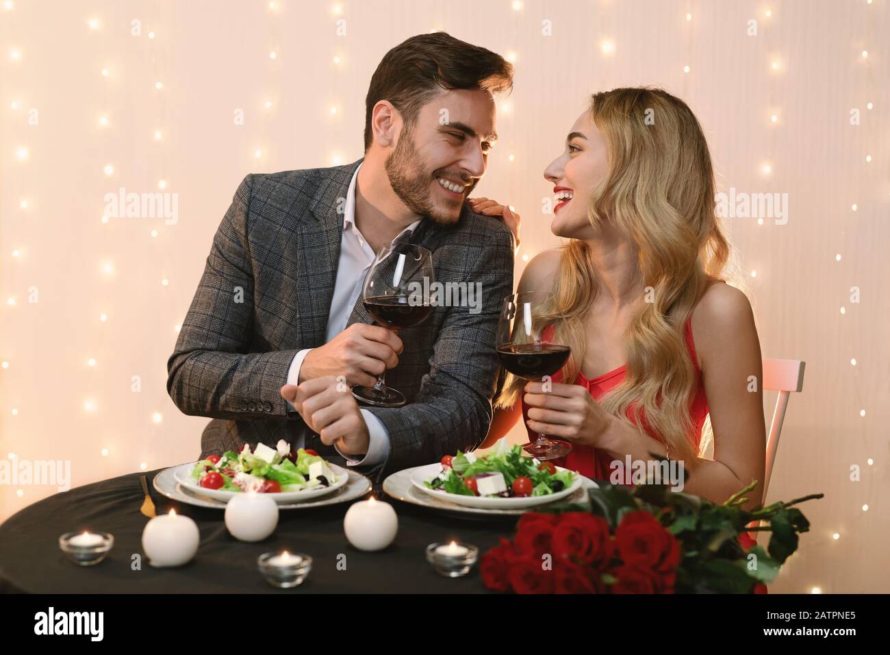 Liebende Paare Genießen Romantischen Date Im Restaurant Stockfoto