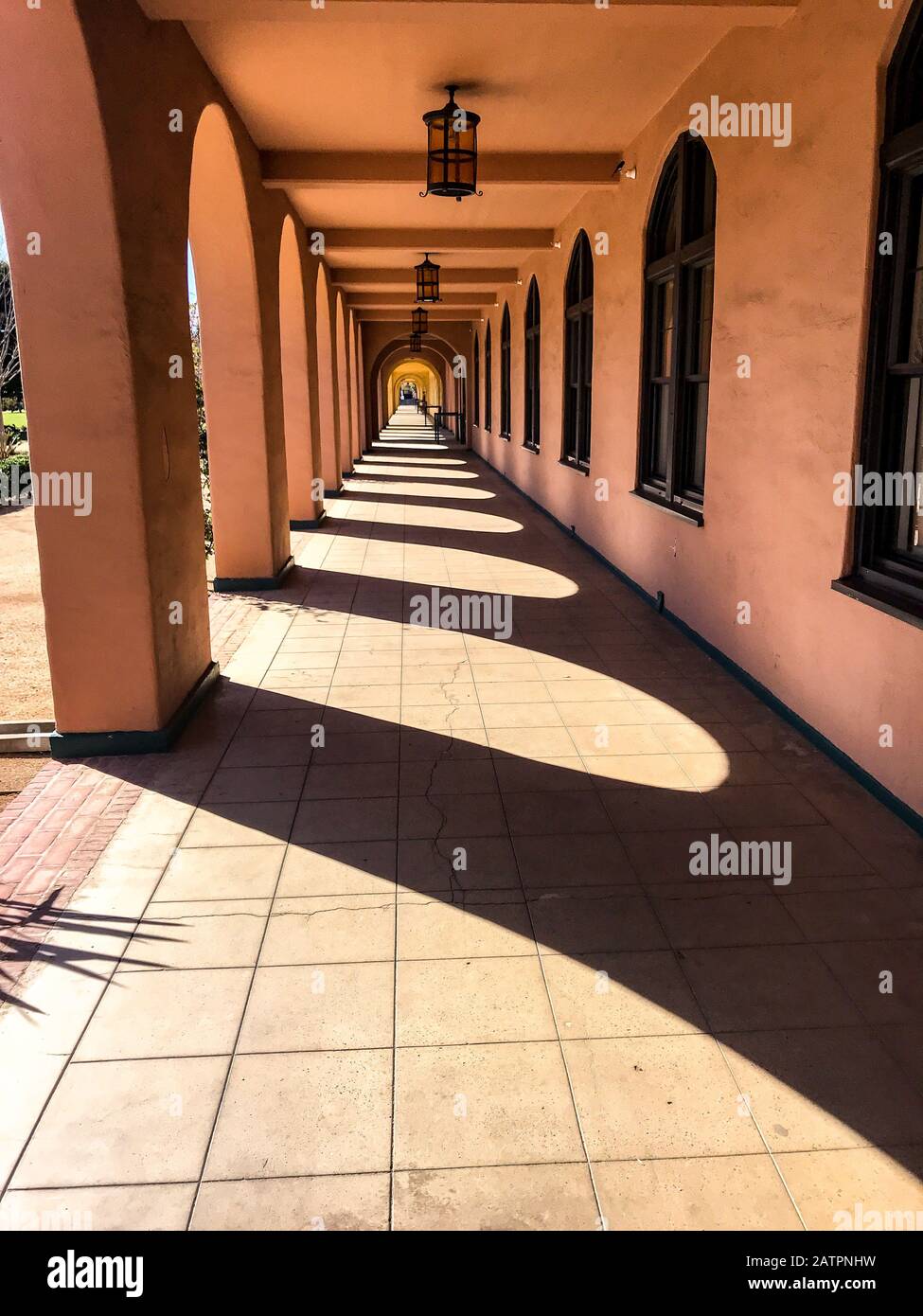 Schatten der Bögen in der historischen Kaserne an der Liberty Station in San Diego, die das ehemalige Naval Training Center war Stockfoto