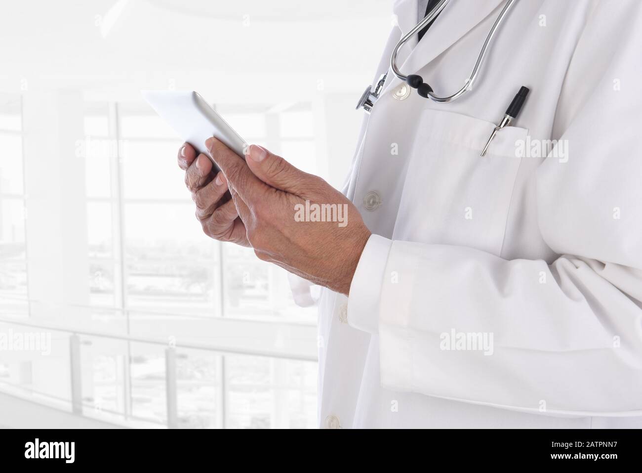 Nahaufnahme eines Arztes mit einem Tablet-Computer mit einer modernen medizinischen Einrichtung mit hohem Schlüssel. Der Mensch ist nicht erkennbar. Stockfoto