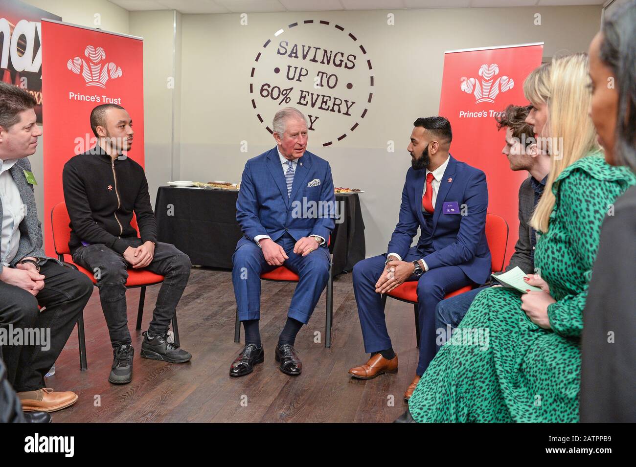 Der Prince of Wales trifft sich mit Mitarbeitern, die Prince's Trust Alumni sind, und schließt sich einem Gespräch mit den Jugendlichen an, um die Herausforderungen zu erfahren, die sie bewältigt haben, um stabile Arbeitsplätze zu erhalten, während eines Besuchs im TK Maxx Store in Tooting High Street, London. PA Foto. Bilddatum: Dienstag, 4. Februar 2020. Siehe PA Story ROYAL Charles. Der Fotowredit sollte lauten: Jeff Spicer/PA Wire Stockfoto