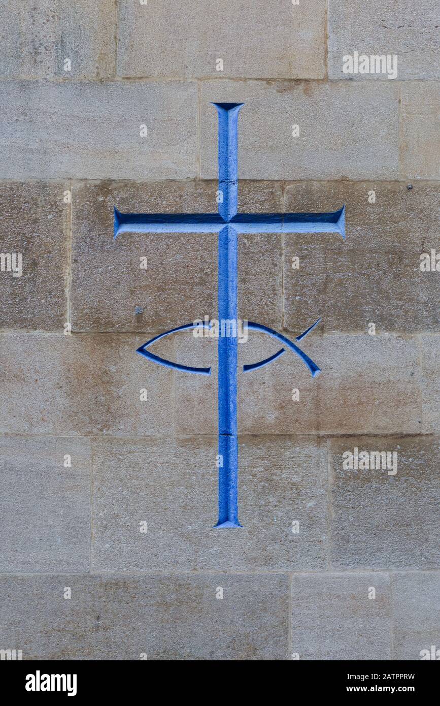 Christkreuz Jesus Ichthys Fischsymbol an einer Kirchenwand in Camden London Stockfoto