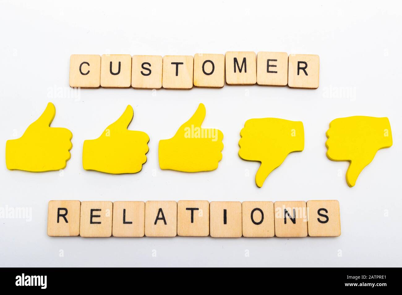Kundenfeedback-Konzept mit fünf gelben Händen, die auf einem einfachen Hintergrund isoliert sind und ein Schild zeigen, das die Kundenbeziehungen mit drei Daumen nach oben und liest Stockfoto