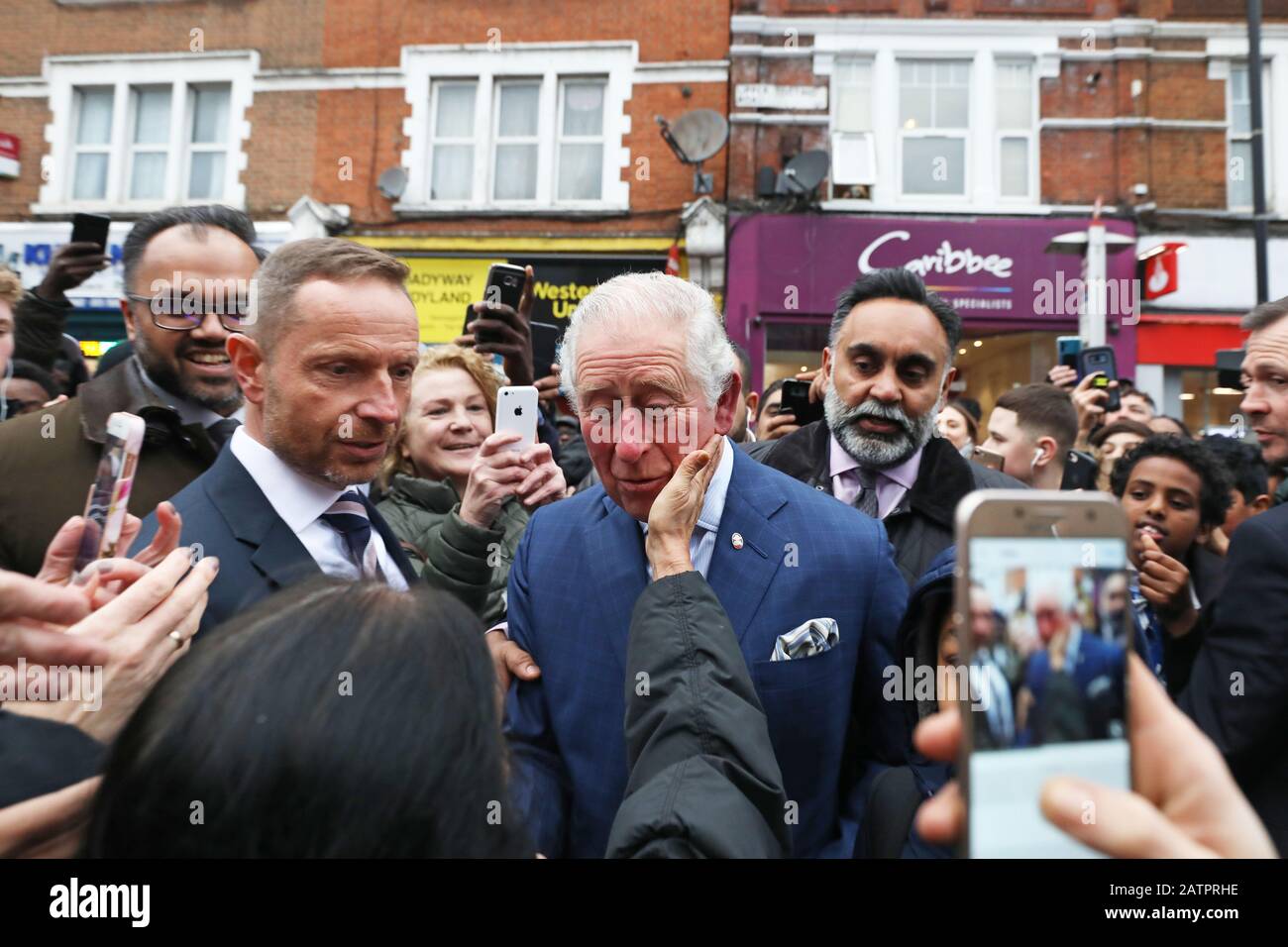 Der Prince of Wales wird von Mitgliedern der Öffentlichkeit begrüßt, da er einen TK Maxx Store in Tooting High Street, London verlässt, nachdem er sich mit Mitarbeitern, die Prince's Trust Alumni im Laden sind, zusammenfand. Stockfoto