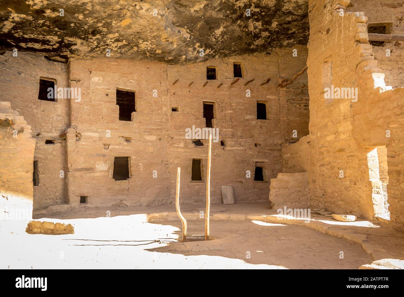 Ein Blick auf den Bau von Spruce Tree House Behausungen im Mesa Verde Nation Park, Colorado, USA Stockfoto