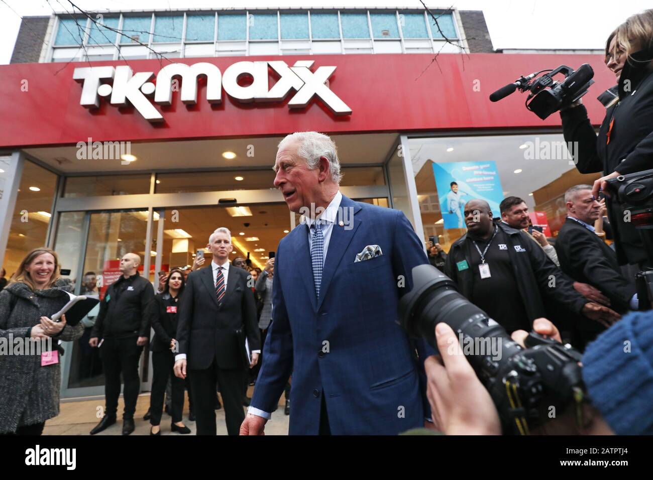 Der Prince of Wales verlässt einen TK Maxx Store in der Tooting High Street, London, nachdem er sich mit Mitarbeitern, die Prince's Trust Alumni im Laden sind, zusammenfindet. Stockfoto