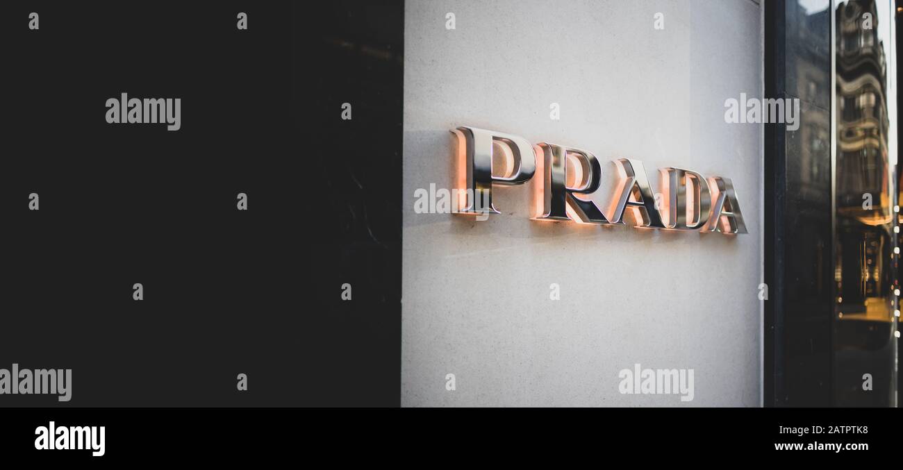 Schild Prada vor dem Regent St Store London. Es ist ein italienisches Luxus-Modehaus, spezialisiert auf Lederhandtaschen, Parfüm und andere Accessoires. Stockfoto