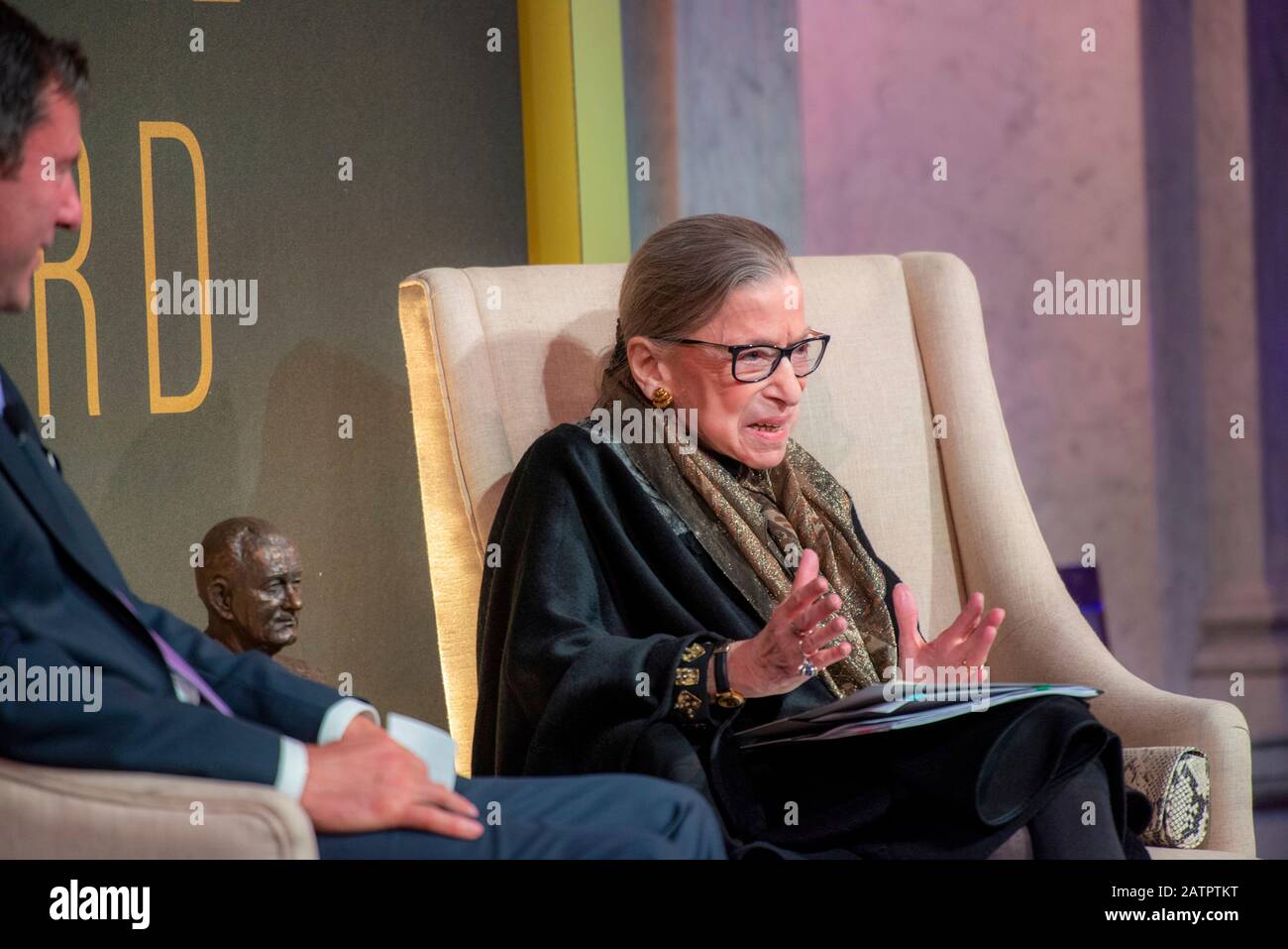 Ruth Bader Ginsburg, Oberste Richtin der USA, Recht, während einer Diskussion nach der Verleihung des LBJ Liberty and Justice for All Award in der Library of Congress 30. Januar 2020 in Washington, D.C.: Die Auszeichnung der LBJ Foundation würdigt diejenigen, die das Erbe von Präsident Lyndon Baines Johnson weiterführen, um Fehlverhalten zu rechtens, Gerechtigkeit zu erreichen und der Menschheit zu dienen. Stockfoto