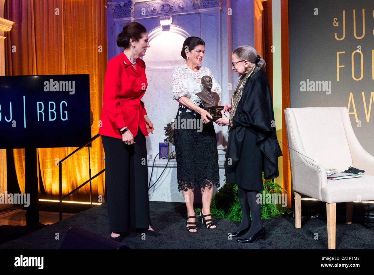 Ruth Bader Ginsburg, Richterrichtin der USA, erhält den LBJ Liberty and Justice for All Award von Lynda Johnson Robb, Left, Und Luci Baines Johnson während einer Zeremonie in der Library of Congress 30. Januar 2020 in Washington, D.C. Die Auszeichnung der LBJ Foundation ehrt diejenigen, die das Erbe von Präsident Lyndon Baines Johnson weiterführen, um Fehlverhalten zu rechtmäßigen, Gerechtigkeit zu erreichen und der Menschheit zu dienen. Stockfoto