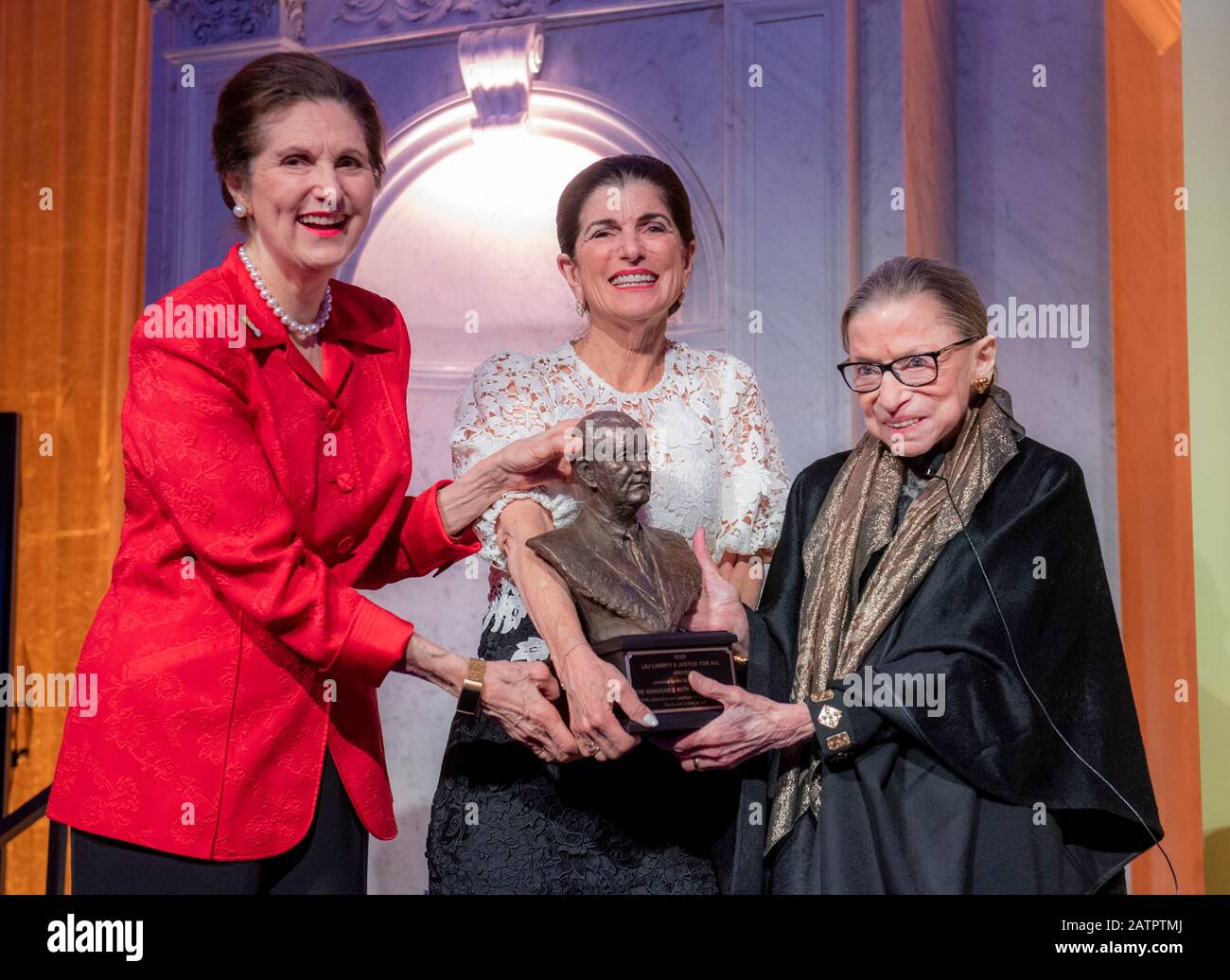 Ruth Bader Ginsburg, Richterrichtin der USA, erhält den LBJ Liberty and Justice for All Award von Lynda Johnson Robb, Left, Und Luci Baines Johnson während einer Zeremonie in der Library of Congress 30. Januar 2020 in Washington, D.C. Die Auszeichnung der LBJ Foundation ehrt diejenigen, die das Erbe von Präsident Lyndon Baines Johnson weiterführen, um Fehlverhalten zu rechtmäßigen, Gerechtigkeit zu erreichen und der Menschheit zu dienen. Stockfoto