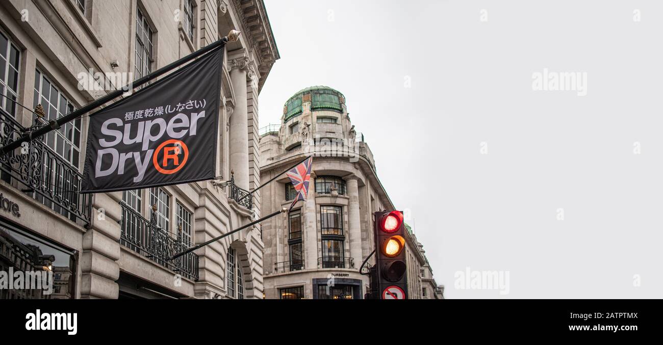 Superdry-Schild vor dem Regent St Store London. Es ist ein britisches Modehaus, das das klassische Americana-Design mit japanischer Inspiration verbindet. Stockfoto