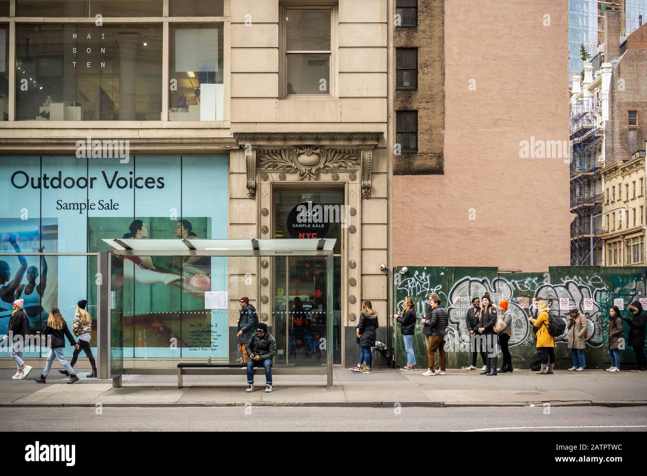 Aufgeregte Käufer kommen am Dienstag, den 28. Januar 2020, außerhalb des äußerst beliebten Outdoor Voices Sample-Verkaufs in der Nomad-Nachbarschaft von New York an. (© Richard B. Levine) Stockfoto