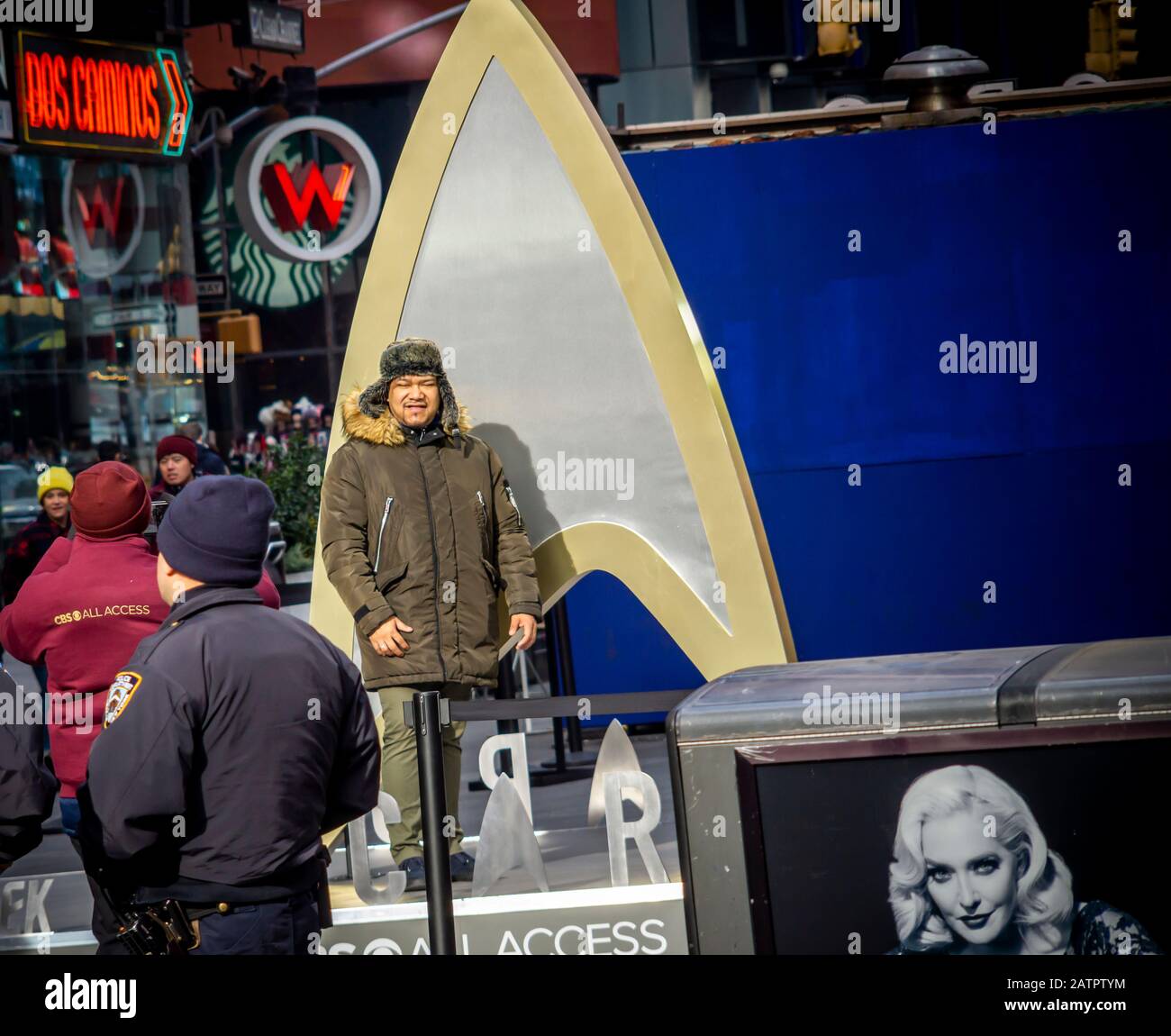 Besucher des Times Square in New York posieren am Donnerstag, 23. Januar 2020 für Fotos und amüsieren sich in der Regel bei einer Markenaktivierung für das "Star Trek: Picard"-Programm bei einem gigantischen Star Trek-Delta. Die Show wird heute im Streaming-Dienst "Cbs All Access" uraufgeführt. (© Richard B. Levine) Stockfoto