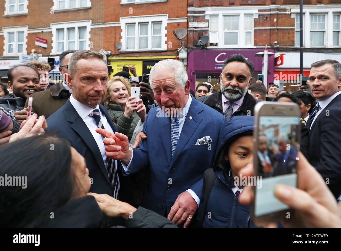Der Prince of Wales wird von Mitgliedern der Öffentlichkeit begrüßt, da er einen TK Maxx Store in Tooting High Street, London verlässt, nachdem er sich mit Mitarbeitern, die Prince's Trust Alumni im Laden sind, zusammenfand. Stockfoto