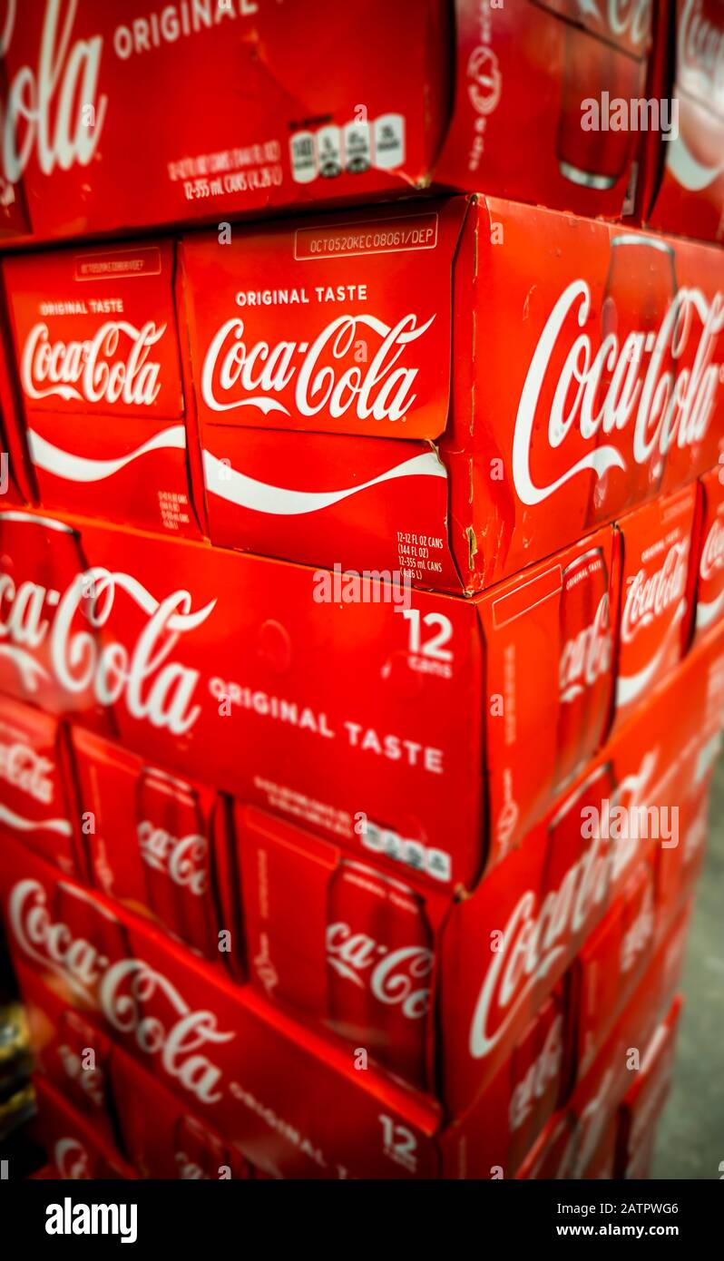 Fälle von Coca-Cola-Dosen in einem Supermarkt in New York am Freitag, 31. Januar 2020. (© Richard B. Levine) Stockfoto