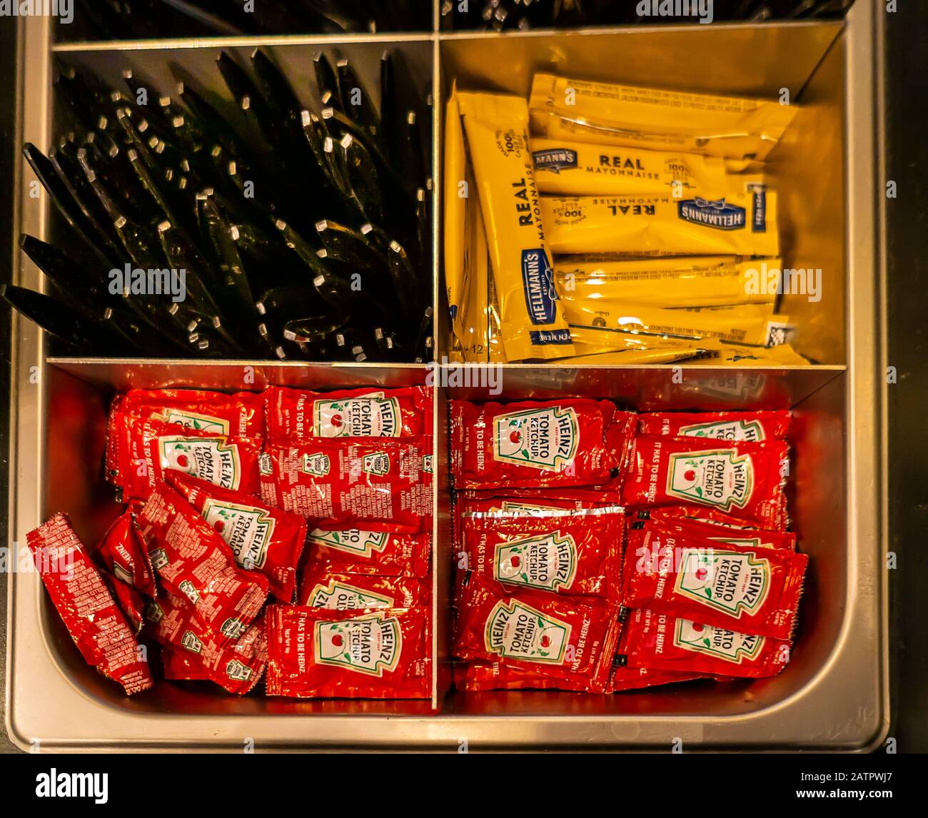 Am Dienstag, 28. Januar 2020, hat eine Auswahl von Portionsmitteln Kraft Heinz Condiments in einem neuen Restaurant in New York kontrolliert. (© Richard B. Levine) Stockfoto Am Dienstag, 28. Januar 2020, hat eine Auswahl von Portionsmitteln Kraft Heinz Condiments in einem neuen Restaurant in New York kontrolliert. (© Richard B. Levine) Stockfoto