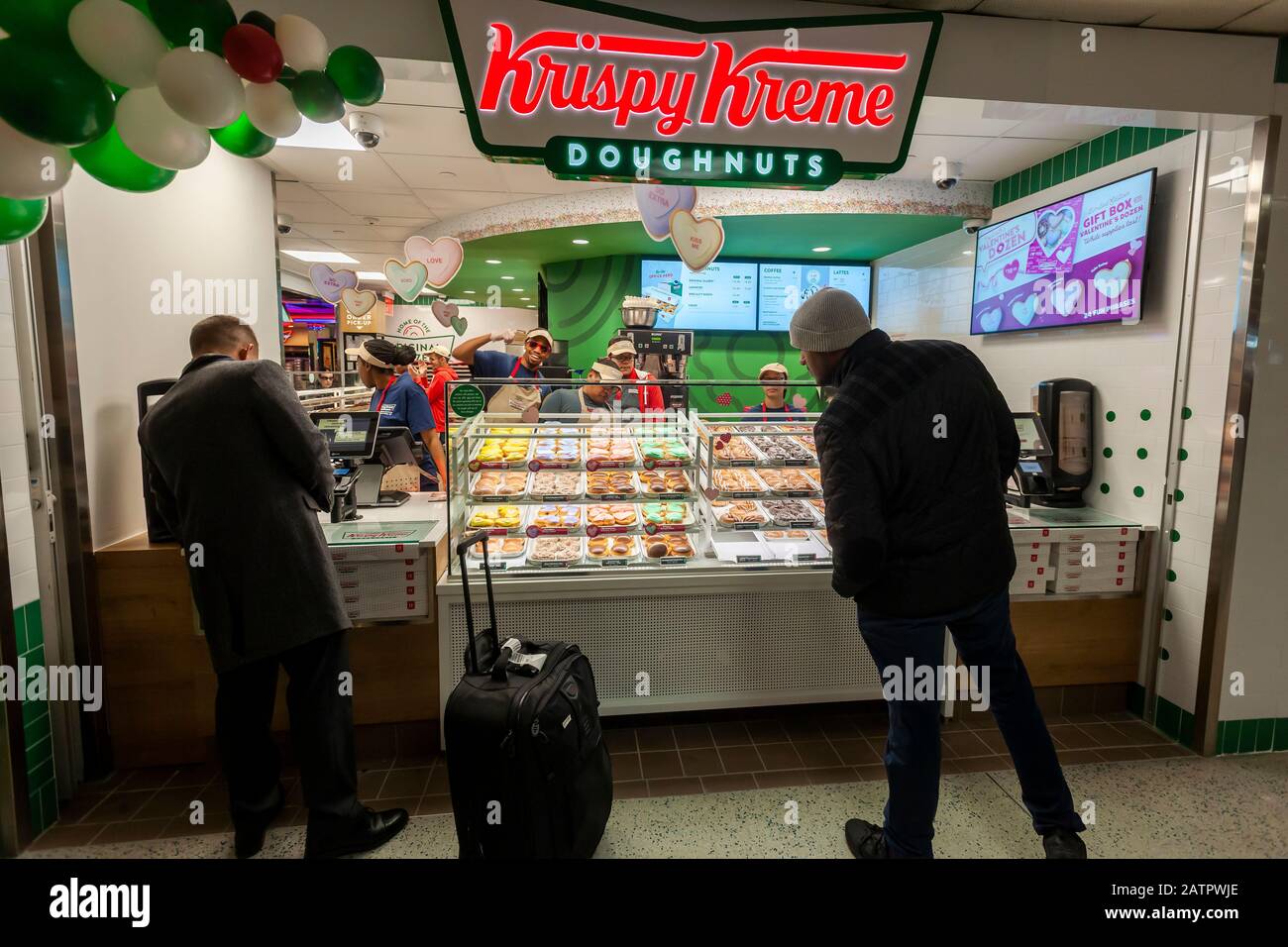 Kunden Klammen Am Donnerstag 30 Januar 2020 Um Den Neu Eroffneten Krispy Kreme In Der Penn