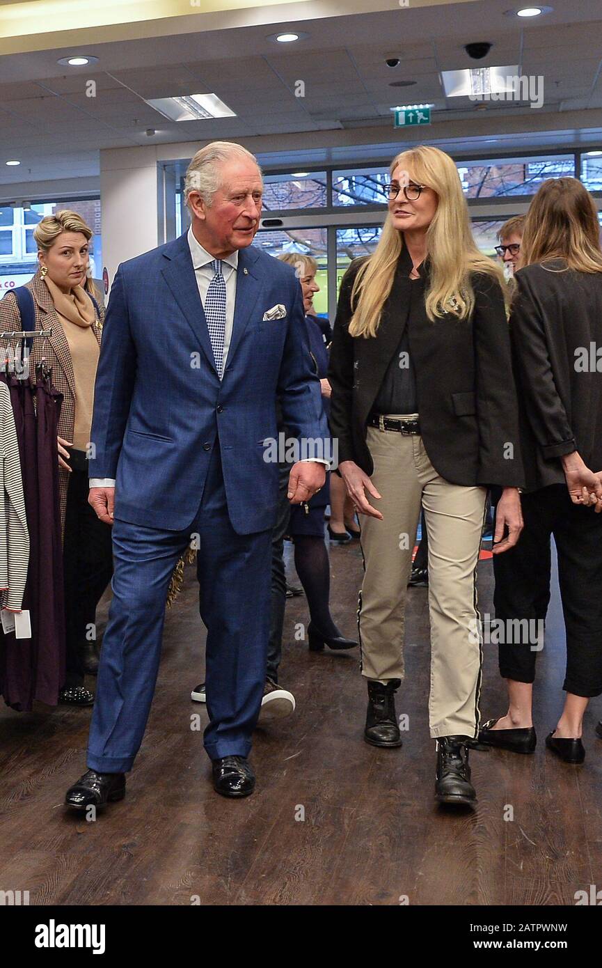 Der Prince of Wales trifft sich mit Mitarbeitern, die Prince's Trust Alumni sind, während eines Besuchs im TK Maxx Store in Tooting High Street, London. PA Foto. Bilddatum: Dienstag, 4. Februar 2020. Siehe PA Story ROYAL Charles. Der Fotowredit sollte lauten: Jeff Spicer/PA Wire Stockfoto