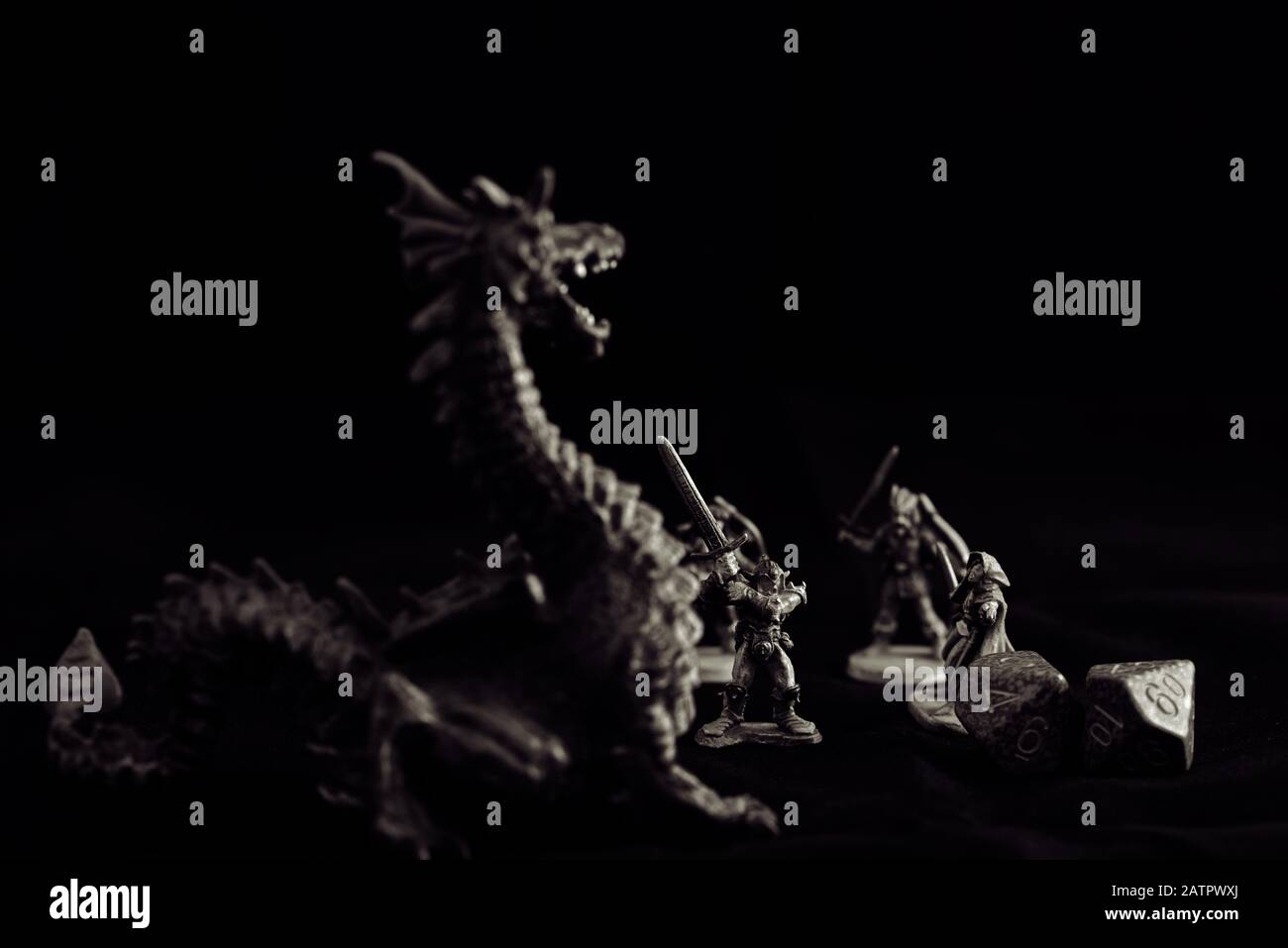 Abenteurerparty gegen Drache. Konzept: Fantasy-Spiele. Stockfoto