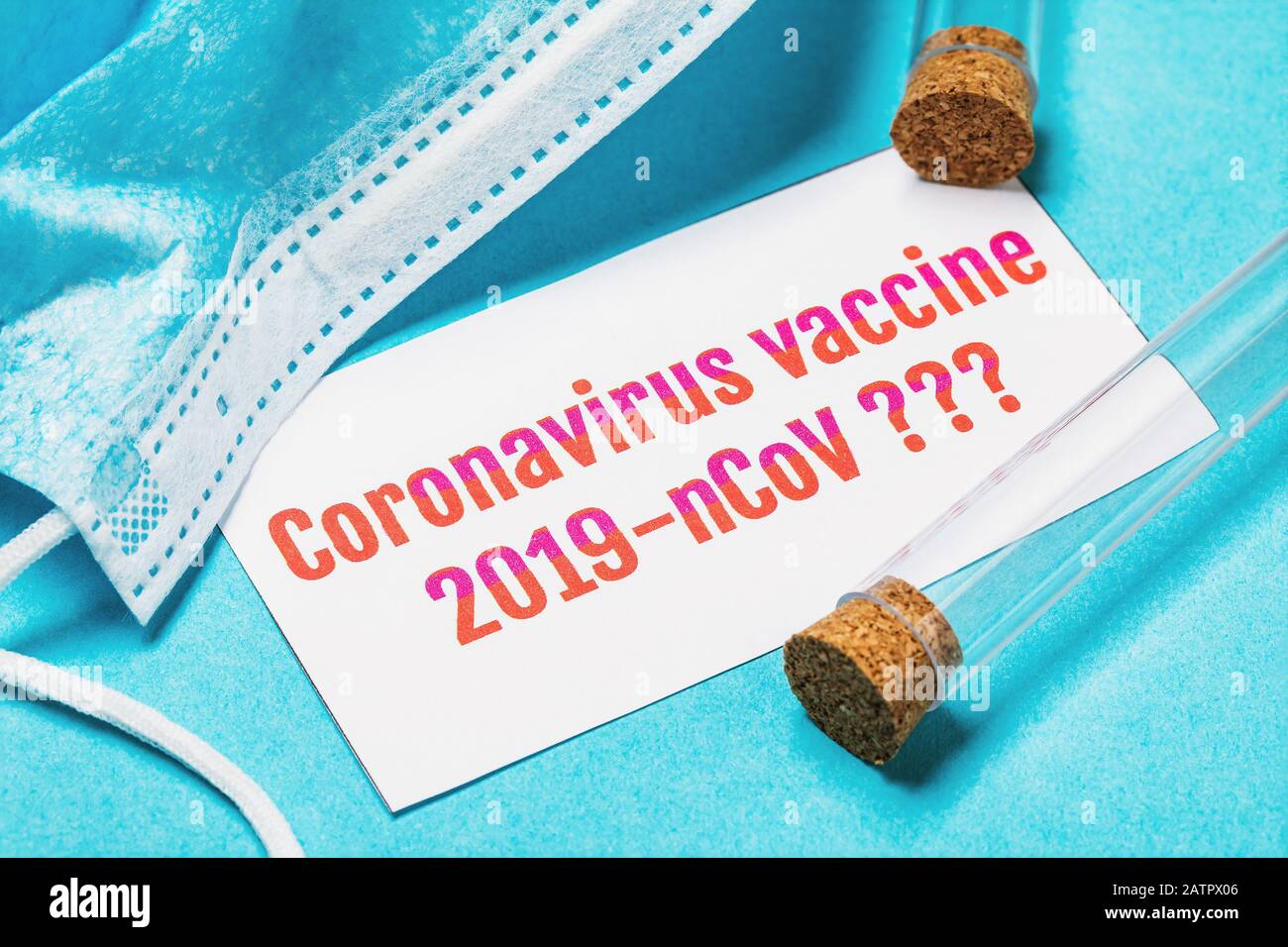 Blaue medizinische Einwegmaske, Kolben und ein Blatt Papier mit der Aufschrift Coronavirus 2019-nCoV. Konzept, ob ein Impfstoff gegen ein da ist oder nicht Stockfoto