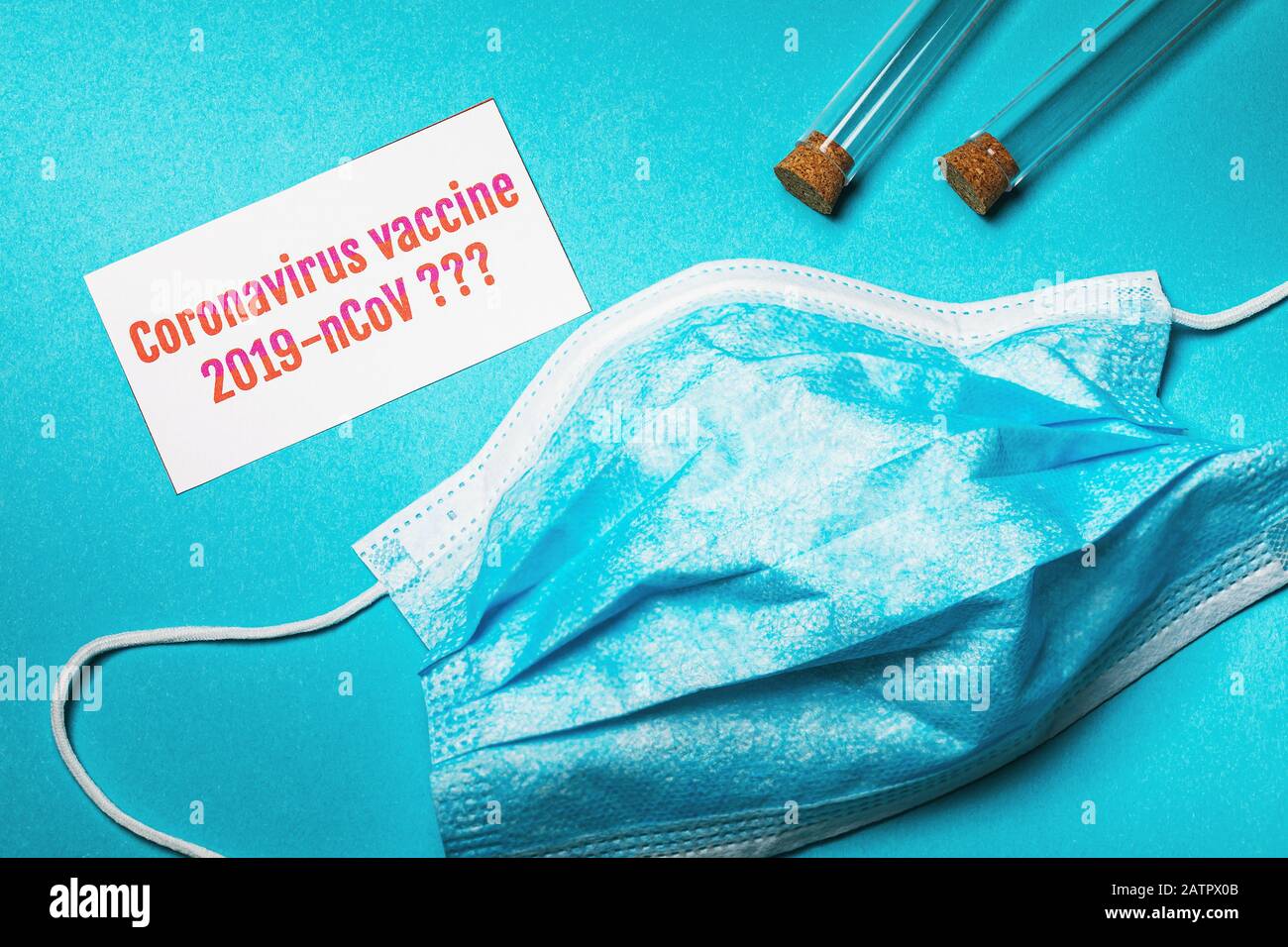 Medizinische Maske, Kolben und ein Blatt Papier mit der Aufschrift. Coronavirus Impfstoff 2019-nCoV Konzept Stockfoto