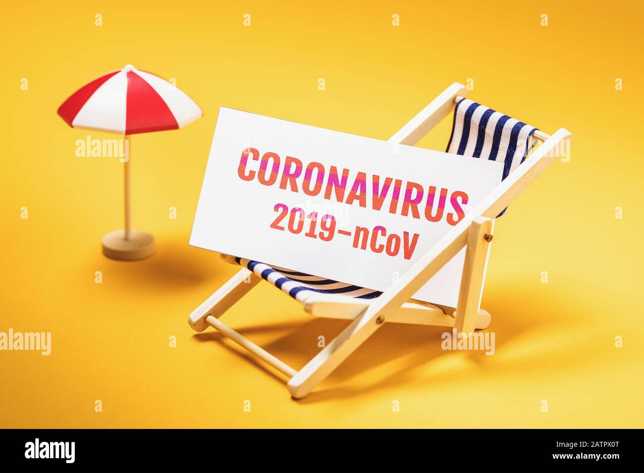 Sonnenschirm, Liegestuhl und ein Blatt Papier mit der Aufschrift. Konzept zur Strandschließung aufgrund des gefährlichen Ausbruchs des Coronavirus 2019-nCoV Stockfoto