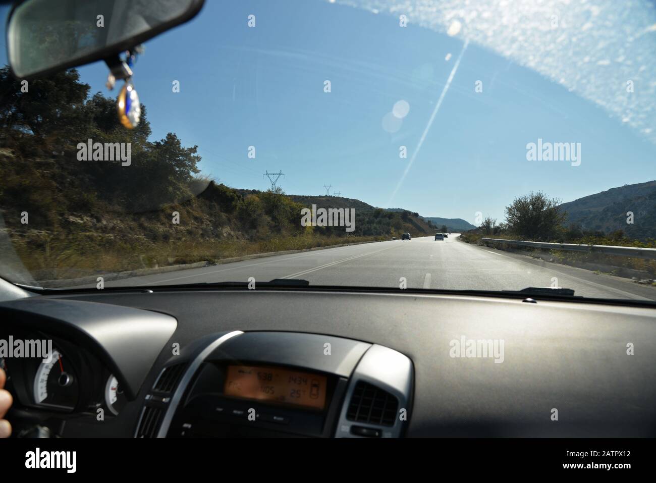 Auto auf der Autobahn. Ansicht vom Beifahrersitz aus. Stockfoto