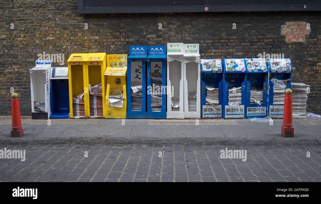 Zeitungskiosk auf den Straßen von Chinatown in London Stockfoto