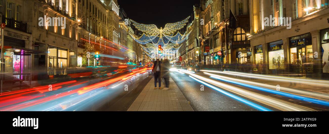 Breitbild-Langbelichtung von Regent Street mit Weihnachtsbeleuchtung und den Lichtern von sich bewegenden Autos. London Stockfoto