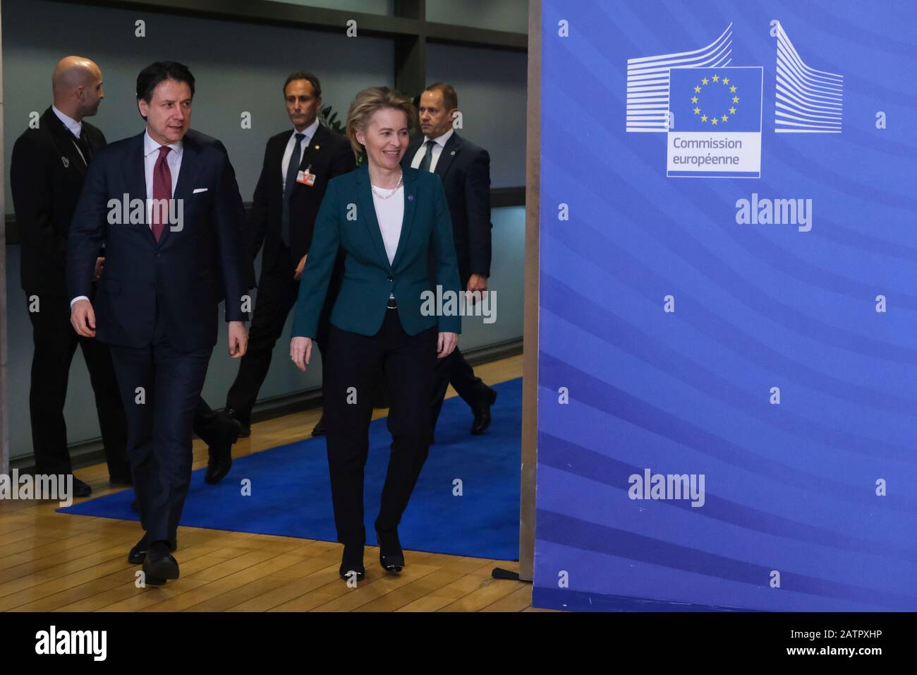 Brüssel, Belgien. Februar 2020. EU-Kommissionspräsident Ursula Von der Leyen begrüßt den italienischen Ministerpräsidenten Giuseppe Conte (L) vor einem Treffen. Credit: Alexandros MICHAILIDIS/Alamy Live News Stockfoto