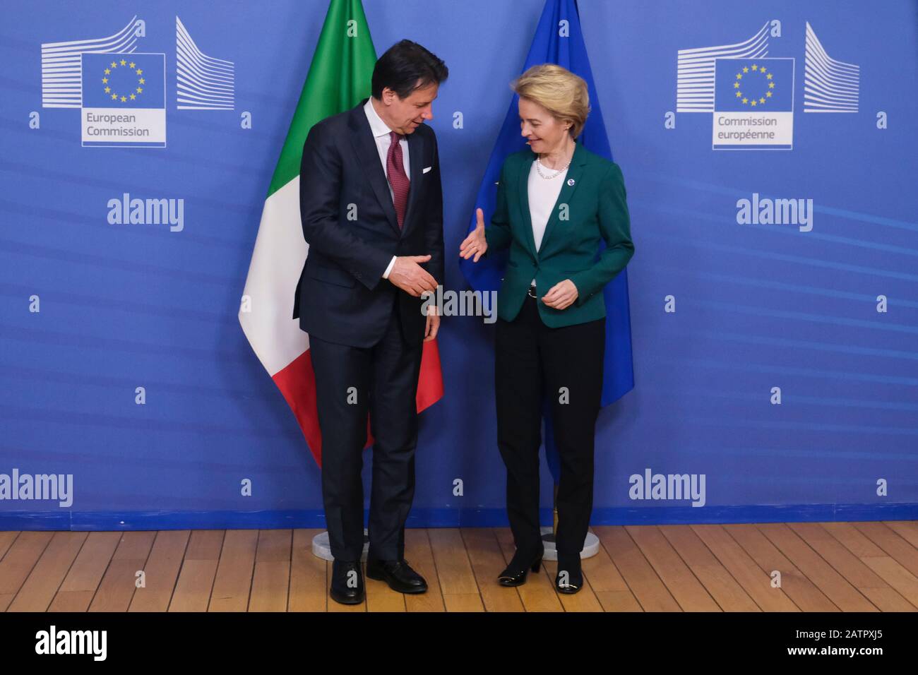 Brüssel, Belgien. Februar 2020. EU-Kommissionspräsident Ursula Von der Leyen begrüßt den italienischen Ministerpräsidenten Giuseppe Conte (L) vor einem Treffen. Credit: Alexandros MICHAILIDIS/Alamy Live News Stockfoto