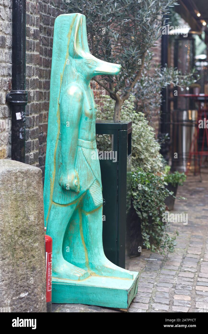Statue von Anubis, Beschützer der Tore zur Unterwelt, Camden Market, London Stockfoto