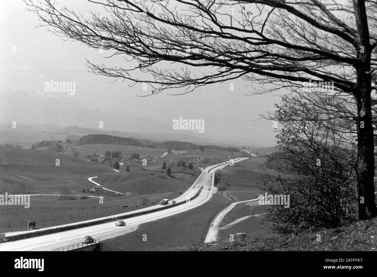 Autobahn A8 im Abschnitt zwischen Traunstein und Ruhpolding, 1957. Deutsche Autobahn A8 im Abschnitt zwischen Traunstein und Ruhpolding, 1957. Stockfoto