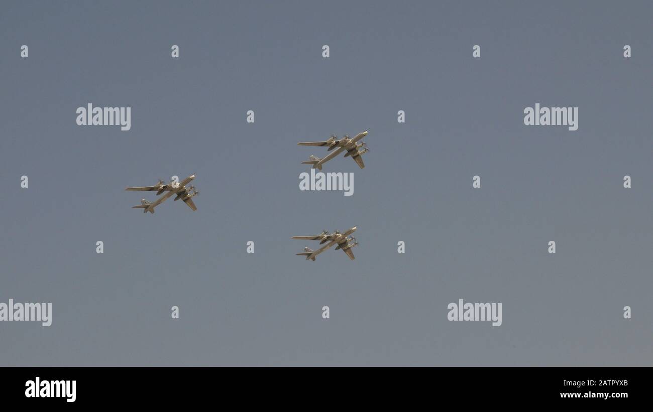 Moskau - 7. MAI: Die Attentäter Tupolev TU-95 fliegen zu Ehren des Großen Wahlsiegs des Vaterländischen Krieges am 7. Mai 2019 in Moskau, Russland, in den Himmel. Stockfoto