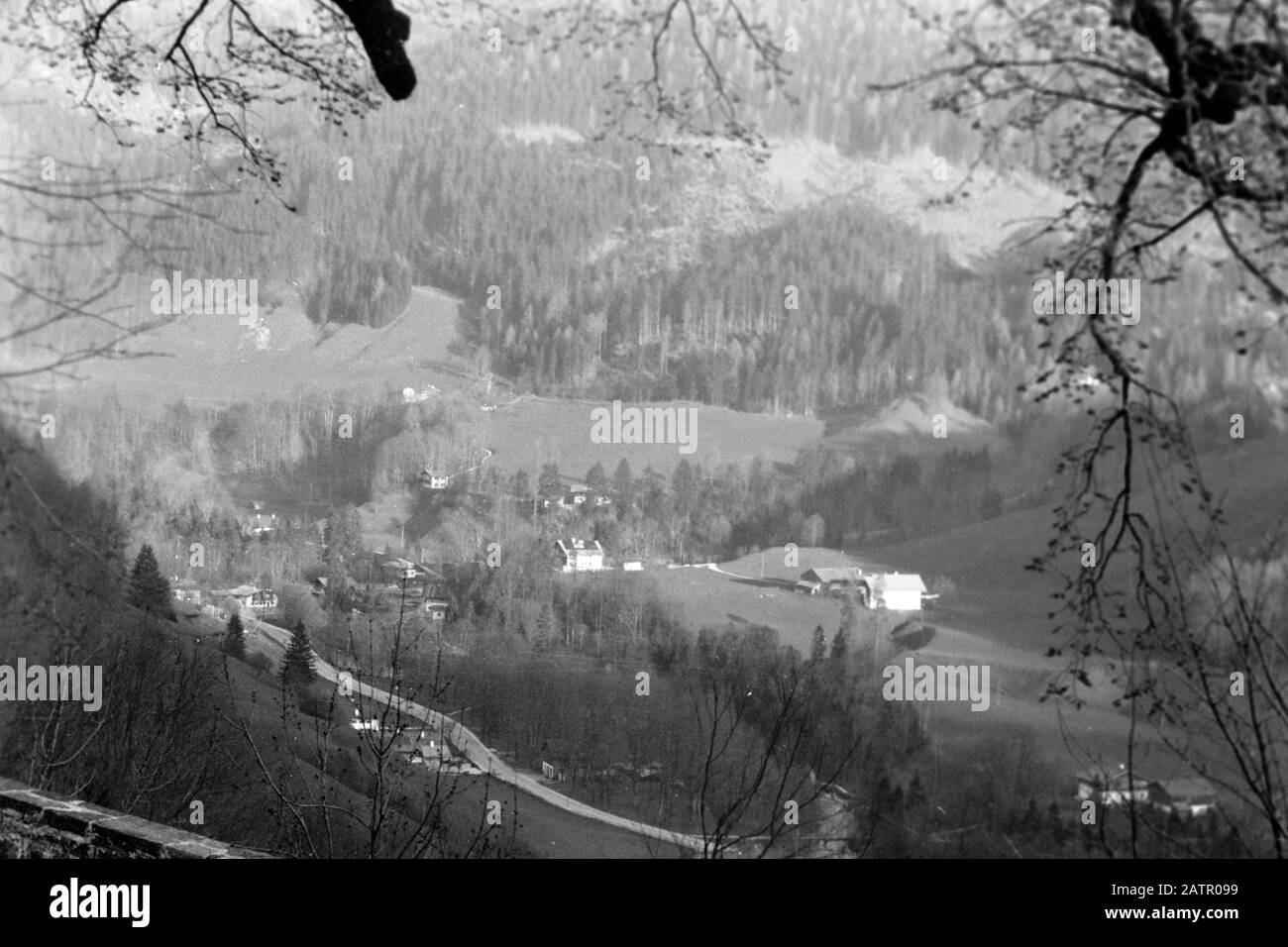 Blick ins Tal an der Fuße des hohen Göll, 1957. Blick auf das Tal, das am unteren Ende von hoher Göll, 1957 liegt. Stockfoto