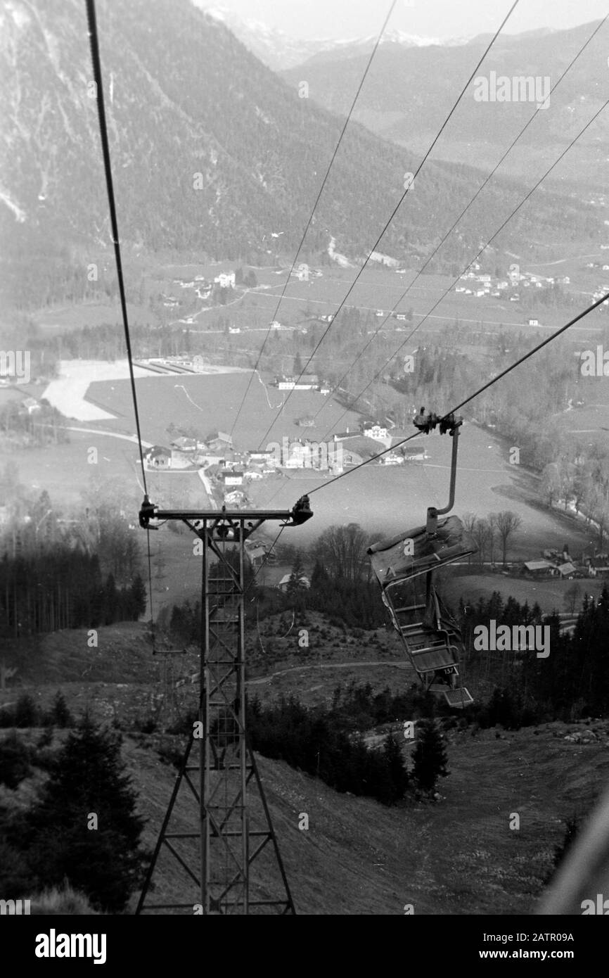 Mit der Seilbahn auf den Jenner. Blick auf die Talstation im Berchtesgadener Tal, 1957. Aufsteigender Jenner Berg über Seilbahn. Blick auf den Bodenbahnhof im Berchtesgadener Tal, 1957. Stockfoto