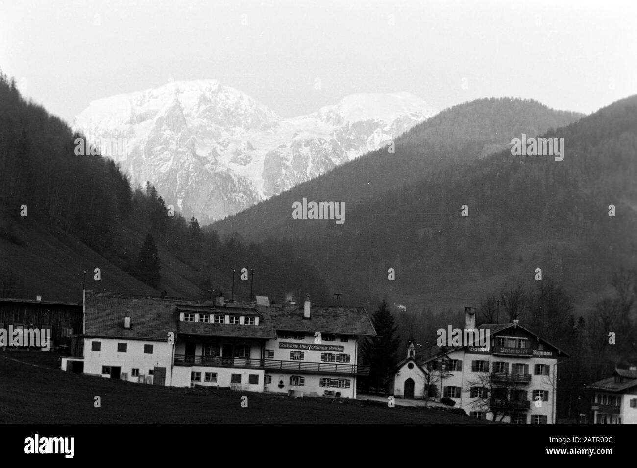 Zu Besuch in Ramsau bei Berchtesgaden mit Blick auf den Hochkalter, 1957. Besuch in Ramsau bei Berchtesgaden mit Blick auf Hochkalter, 1957. Stockfoto