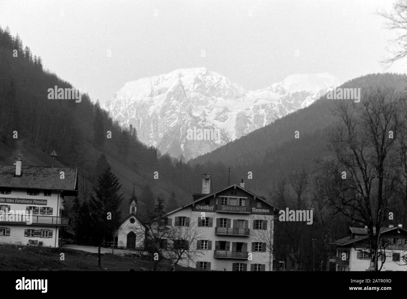 Zu Besuch in Ramsau bei Berchtesgaden mit Blick auf den Hochkalter, 1957. Besuch in Ramsau bei Berchtesgaden mit Blick auf Hochkalter, 1957. Stockfoto