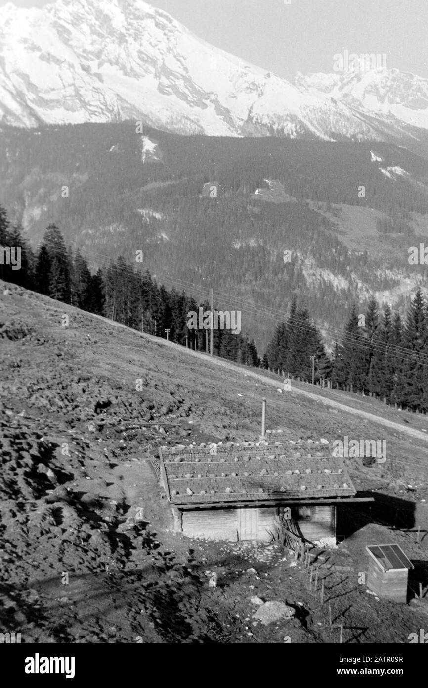 Mit der Seilbahn auf den Jenner. Almhütte auf der Königsbachalm, 1957. Aufsteigender Jenner Berg über Seilbahn. Alpenhütte an der alp Königsbach, 1957. Stockfoto