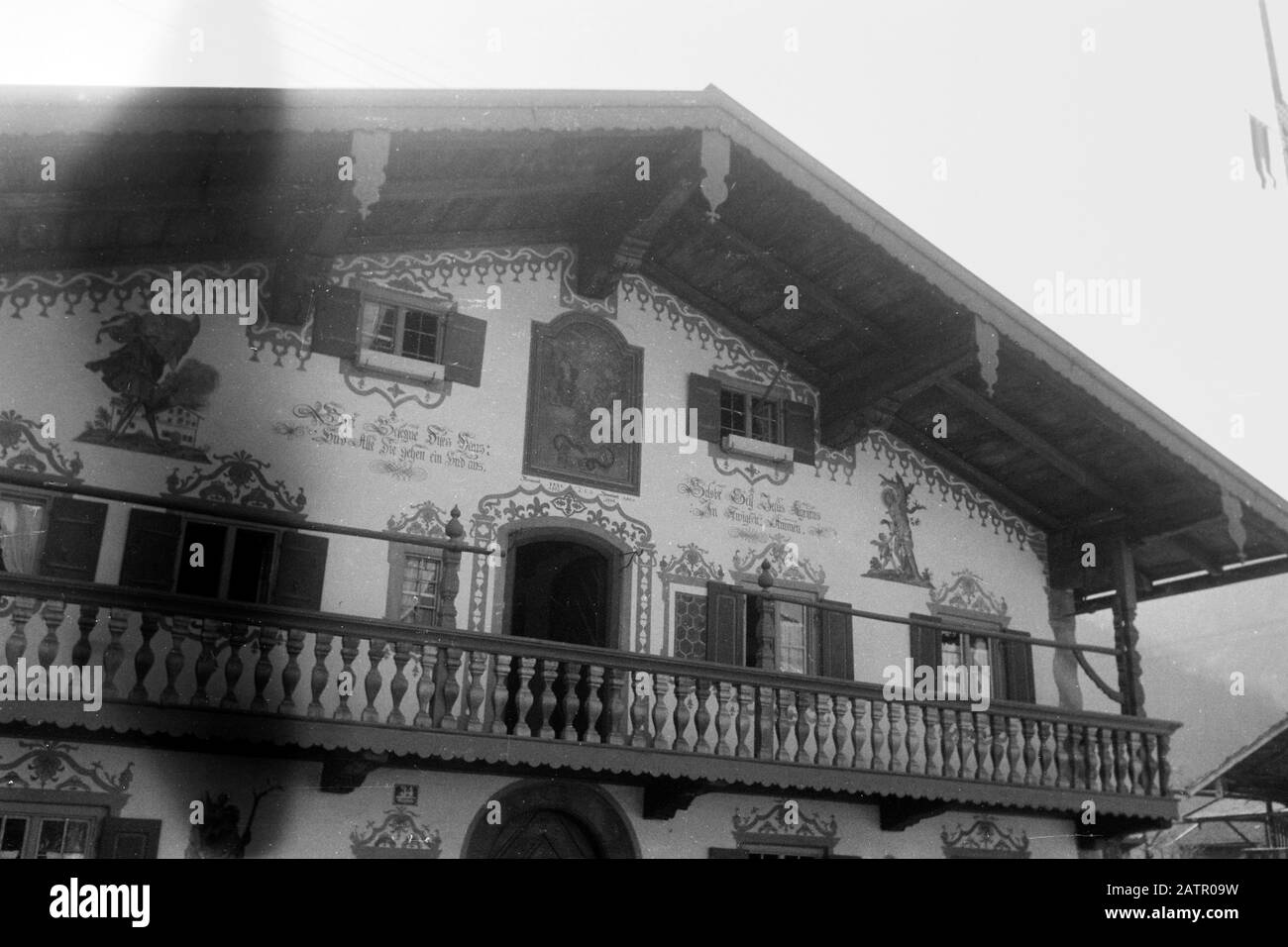 Traditionelles bayerisches Wohnhaus mit Wandbemalung und Holzbalustrade, 1957. Traditionelle bayerische Behausung mit Wandbildern und Holzbalustrade, 1957. Stockfoto