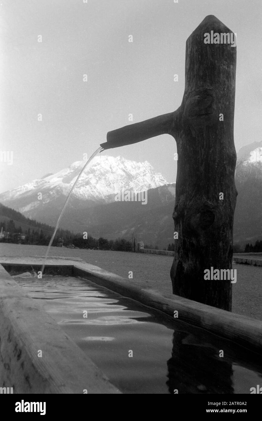 Trinkwasserbrunnen, Blick auf den großen Archenkopf, 1957. Trinkwassernbrunnen mit Blick auf großen Archenkopf, 1957. Stockfoto