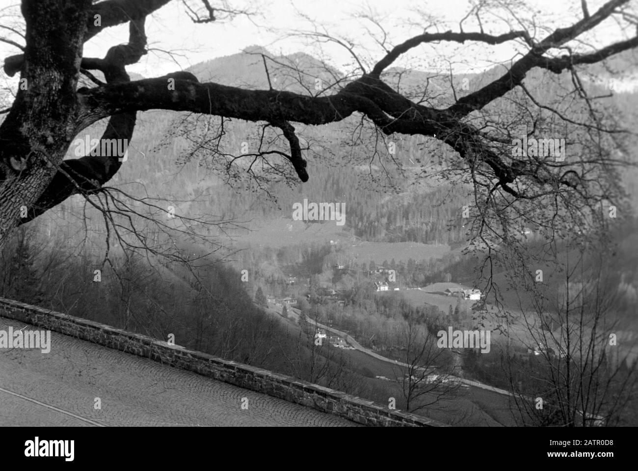 Zu Besuch in Ramsau bei Berchtesgaden mit Blick ins Tal, 1957. Besuch in Ramsau bei Berchtesgaden mit Blick auf das Tal, 1957. Stockfoto