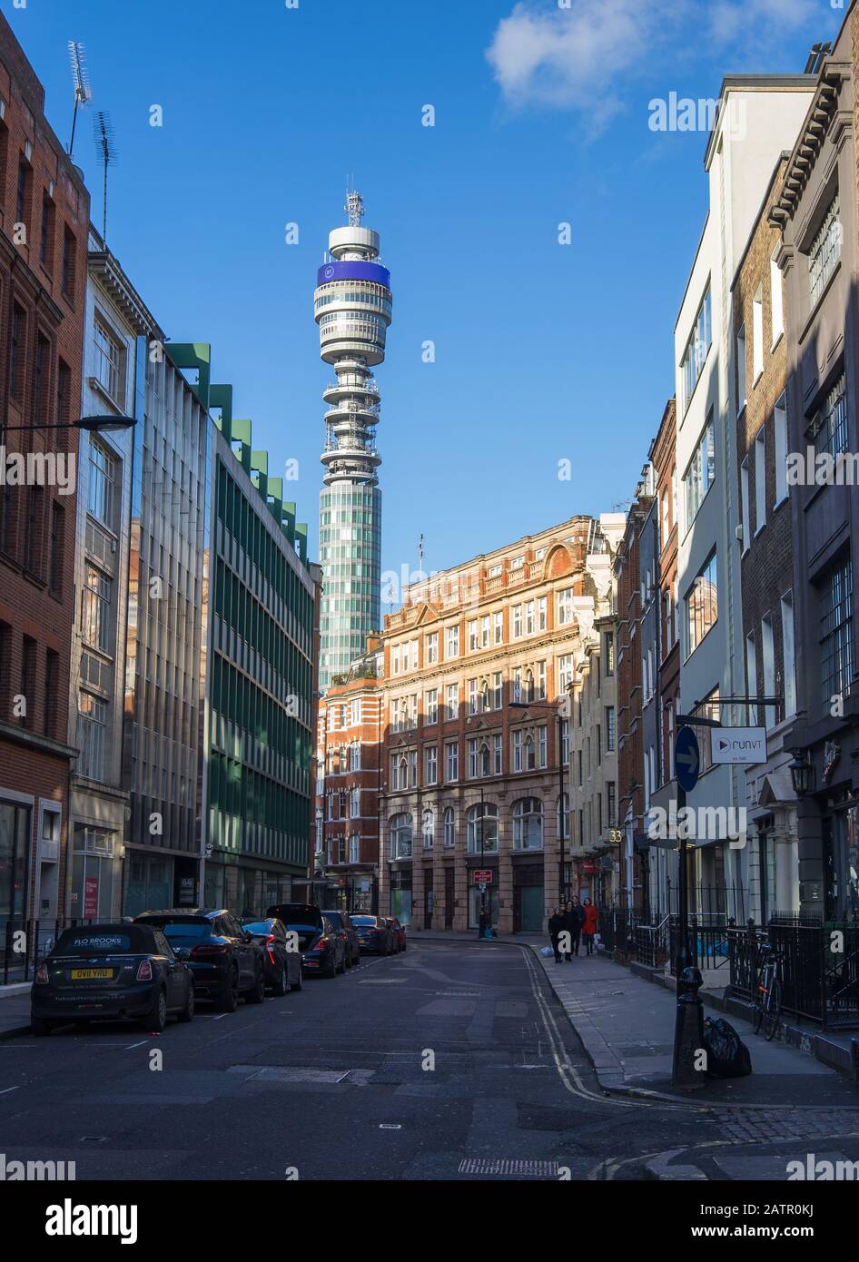 Der BT Tower, früher der Postturm, von den umliegenden Straßen aus gesehen. London Stockfoto
