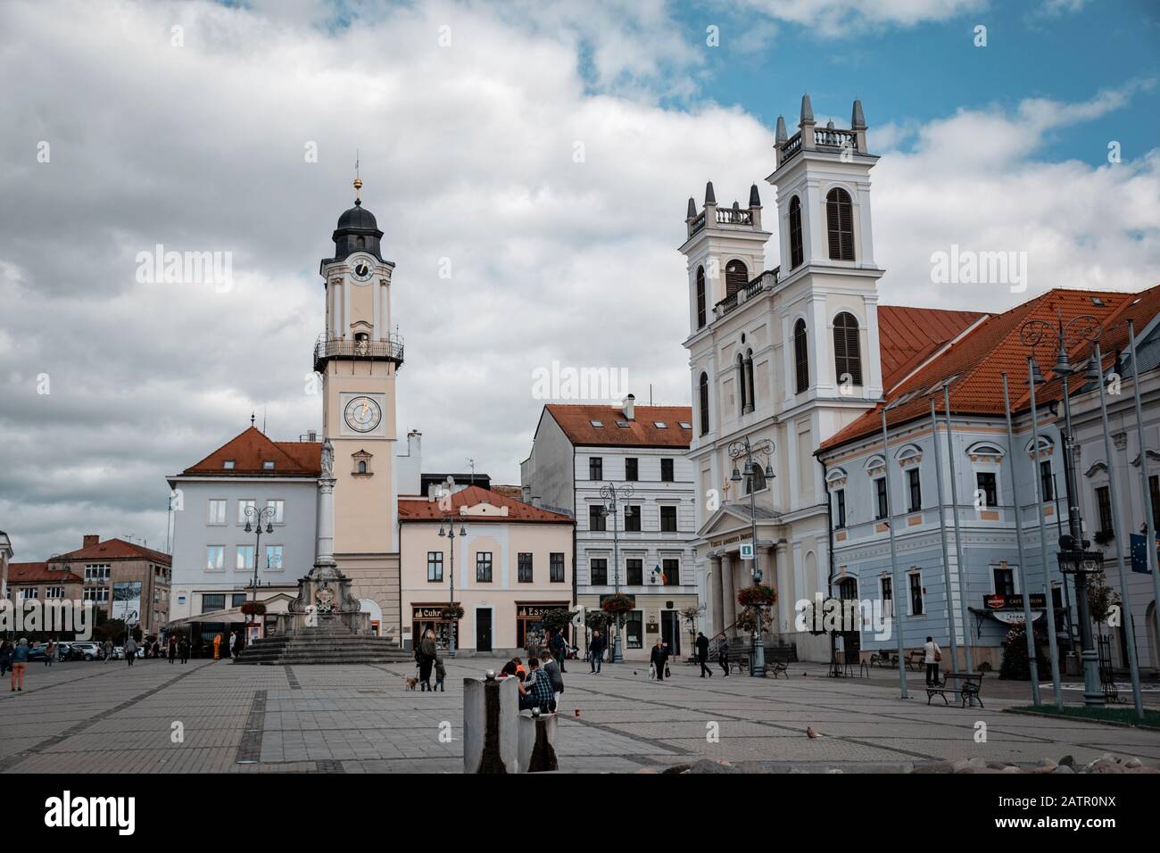 Banska Bystrica, Slowakei - 4. Oktober 2019: Hauptplatz des Slovak National Uprising. Blick auf Uhrturm und Dom Stockfoto