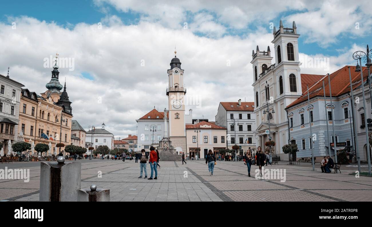 Banska Bystrica, Slowakei - 4. Oktober 2019: Hauptplatz des Slovak National Uprising. Blick auf, Stadtschloss Barbakan, Uhrturm und Dom Stockfoto