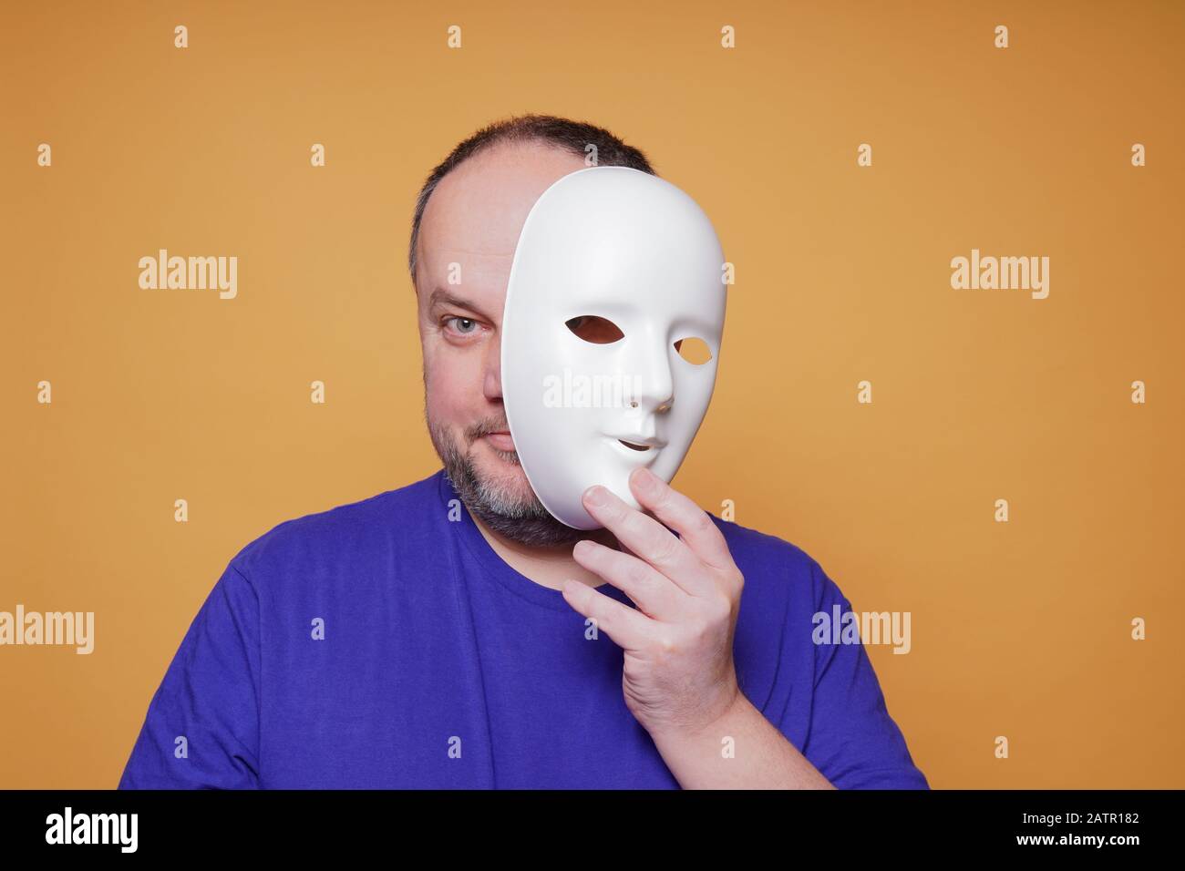 Erwachsener nimmt Maske ab, die Gesicht und Identität enthüllt Stockfoto