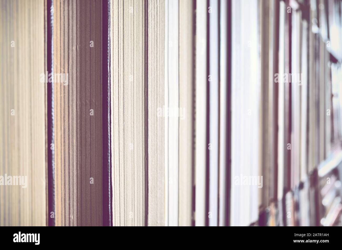 Unscharfer Buchhintergrund aus vielen Textblöcken, Farbtonierung angewendet. Stockfoto