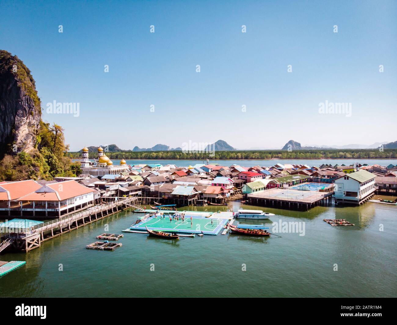 Schöne Landschaft Moschee Meer und Himmel im Sommer auf der Insel Punyi, Ko Panyi oder Koh Panyee, moslemische Fischer Dorf Sehenswürdigkeiten Reisen mit dem Boot Stockfoto