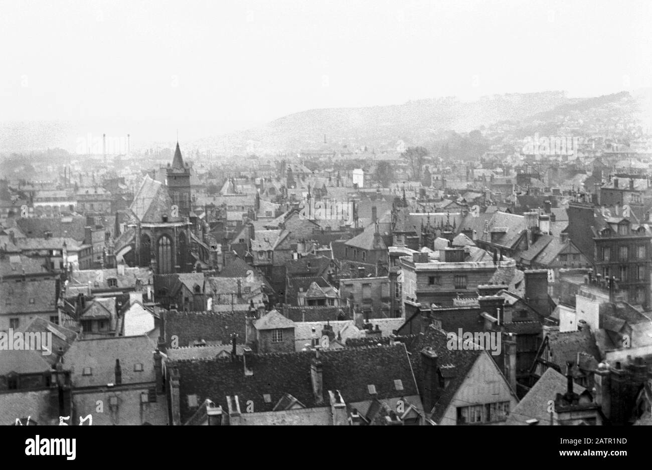 AJAXNETPHOTO.1905 (CA.).ROUEN, FRANKREICH. EIN BLICK ÜBER DIE DÄCHER DER STADT VOR DEM ERSTEN WELTKRIEG UND DER ALLIIERTEN BOMBARDIERUNG VOM MAI 1944. FOTO:AJAX VINTAGE PICTURE LIBRARY REF:ROUEN 1905 56 Stockfoto